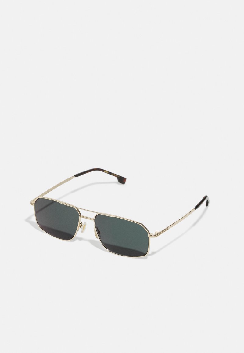 Sonnenbrille mit einem goldenen Metallrahmen, rechteckiger Form, dunkelgrünen Gläsern und einem schlanken Design mit schwarz akzentuierten Enden an den Bügeln.