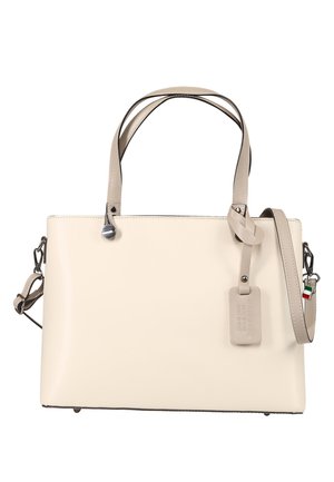 Beige Lederhandtasche mit zwei oberen Griffen und einem abnehmbaren Schulterriemen. Verfügt über eine glatte Oberfläche, Metallakzente und ein Gepäckanhänger-Detail.