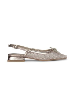 Ballerine slingback argento metallizzato con una parte superiore testurizzata e decorazioni in perline, dotate di un piccolo tacco a blocco.