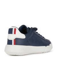 Marineblaue Ledersneaker mit weißer Sohle und strukturierten Akzenten. Verfügt über einen rot-weißen gestreiften Detail am Absatz. Schnürsenkel und gepolsterter Kragen sind enthalten.