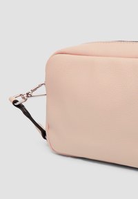 Rosa Leder-Make-up-Tasche mit einer glatten, strukturierten Oberfläche und einem schwarzen Clipverschluss. Sie hat eine rechteckige Form und einen robusten Reißverschluss.