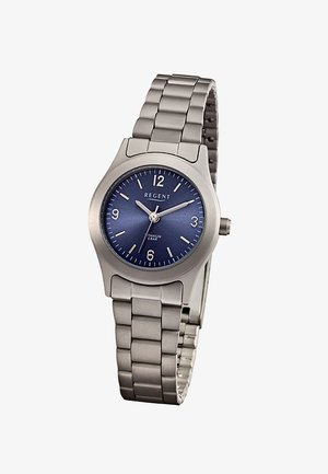 Montre-bracelet en métal argenté avec cadran bleu, chiffres des heures numériques et bracelet à maillons métalliques, indiquant l'heure 10h09.