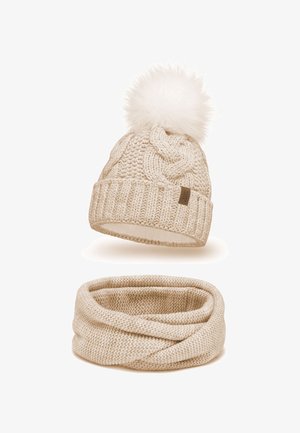 Cremefarvet strikket hue med en fluffy pompon og en matchende infinity-scarf. Begge dele har et struktureret design og en blød finish.