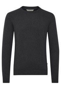 Dunkelgrauer Rundhals-Pullover mit langen Ärmeln, gerippten Bündchen und Saum, aus weichem, strukturiertem Stoff gefertigt. Mit einem Etikett am Halsabschluß.