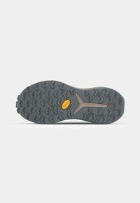 Semelle de chaussure en caoutchouc gris avec de profonds motifs de traction et un accent jaune. Présente une surface texturée avec un design central renforcé.