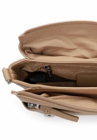 Interno di una borsa in pelle sintetica color cammello con due scomparti, una sezione con cerniera e fodera in tessuto liscio. Dettagli in metallo argentato visibili.