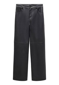 Pantaloni larghi in finta pelle nera con passanti per cintura, quattro tasche e una texture liscia. Presentano un design pulito e minimalista.