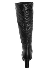 Botas negras hasta la rodilla con un empeine brillante y acolchado y una parte inferior de cuero suave. Presentan un tacón alto y un cierre de cremallera lateral.