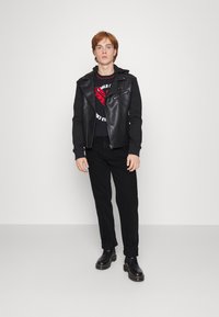 Calvin Klein Jeans STRAIGHT - Calças de ganga de perna direita - denim black