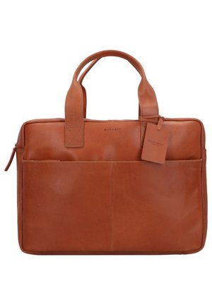 Sacoche pour ordinateur en cuir marron avec deux poignées supérieures, fermeture zippée, poches avant et une étiquette suspendue. Présente une texture lisse et un design épuré.