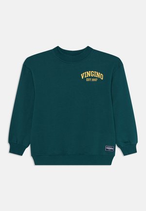Sweatshirt à col rond vert foncé avec le texte jaune "VINGINO EST.1997" sur la poitrine et un petit patch logo rectangulaire près de l'ourlet.