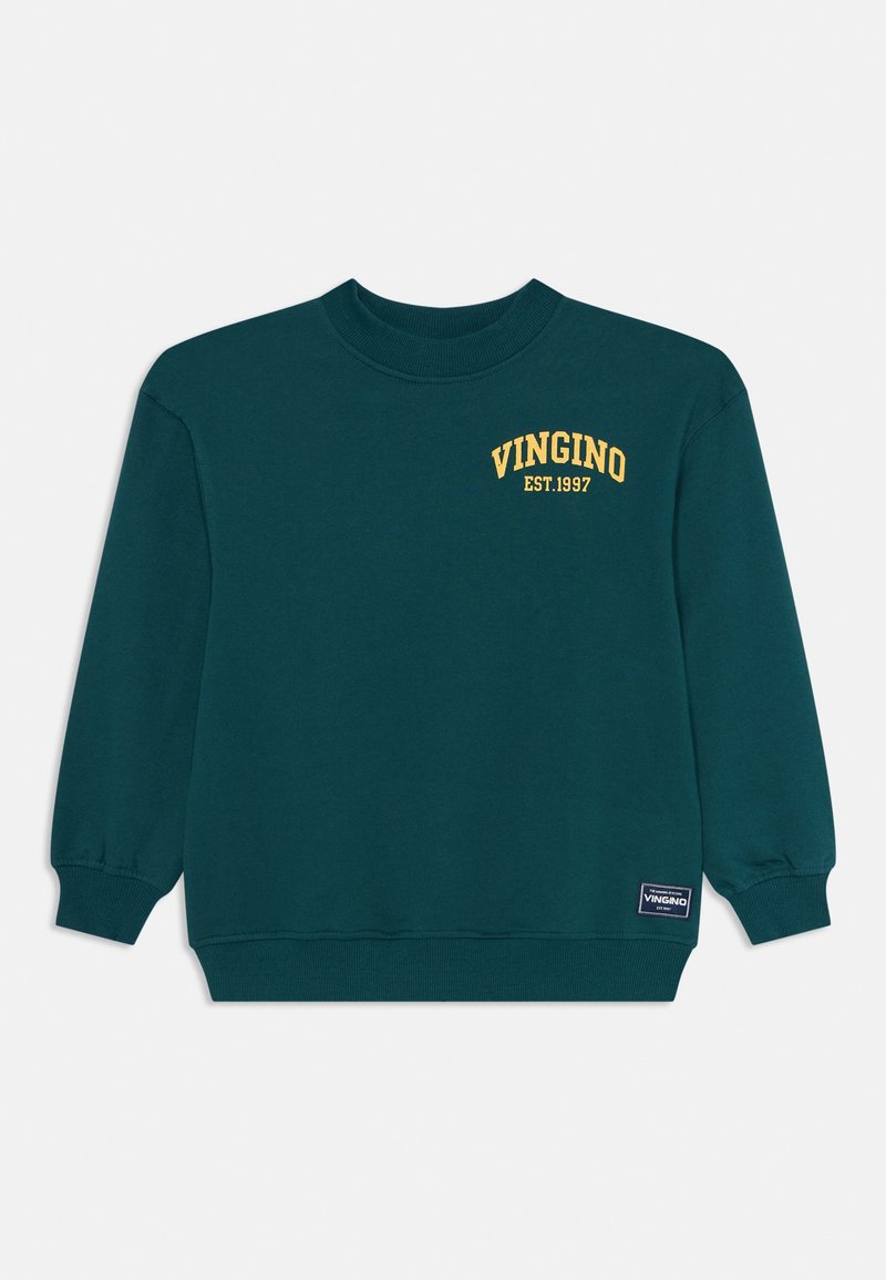 Mørkegrønn crewneck genser med gul "VINGINO EST.1997" tekst på brystet og et lite rektangulært logomerke nær kanten.