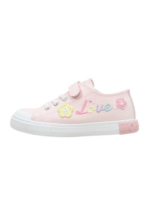 Zapatilla infantil de color rosa claro con suela blanca, cierre de velcro, adornos de flores y la palabra "Love" bordada en el lateral.