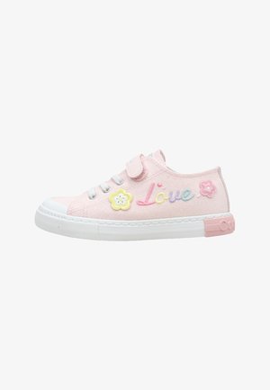 Zapatilla infantil de color rosa claro con suela blanca, cierre de velcro, adornos de flores y la palabra "Love" bordada en el lateral.