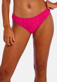 Culotte de bikini en dentelle rose avec un motif géométrique et une taille mi-haute, dotée d'un tissu texturé et de bords lisses.