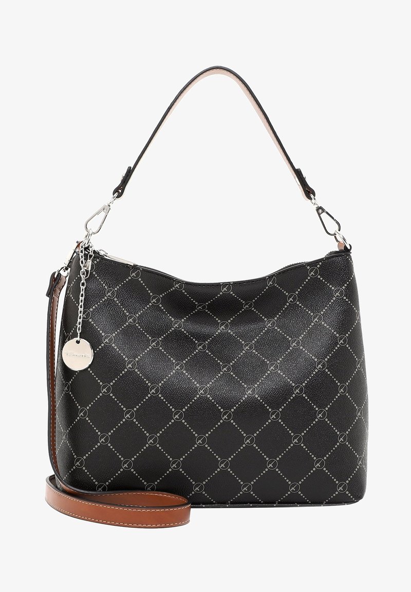 Sac à épaule noir texturé avec une bandoulière amovible couleur marron clair, chaîne argentée et pendentif rond, présentant un motif losange matelassé avec des logos circulaires.