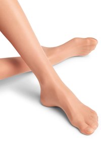 Nude-farbene, transparente Strumpfhose, die die Beine mit glatter Textur bedeckt; die Zehen sind sichtbar und zeigen ein nahtloses Design ohne Muster oder Akzente.