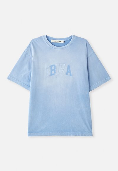 Hele lilla puuvillane t-särk lühikeste varrukatega ja ümmarguse kaelusega. Omab broderitud "IBIZA" teksti veidi tumedamas sinises. Sile tekstuur.