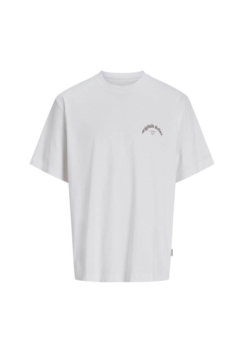 Hvid bomulds t-shirt med korte ærmer, rund halsudskæring og en lille brun logotekst trykt på venstre bryst. Løs pasform.