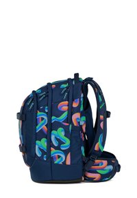 Zaino blu navy con motivi fluidi multicolori. Presenta spallacci regolabili, molteplici scomparti e tessuto resistente.