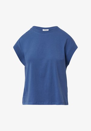 Niebieska koszulka z krótkim rękawem, okrągłym dekoltem, z prążkowanymi mankietami i małą białą metką marki przy kołnierzyku.