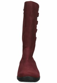 Bota de cuero rojo burdeos hasta la rodilla, con punta redondeada, cremallera lateral y cuatro botones decorativos a lo largo del eje exterior.