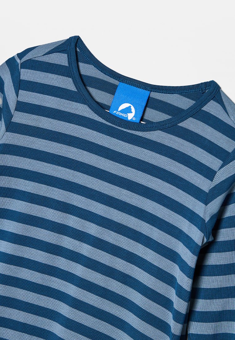 Gestreiftes Langarmshirt in Dunkelblau und Hellblau. Weicher Stoff, runder Halsausschnitt und ein Etikett mit einem blauen Hintergrund und einem Logo.