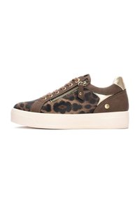 Zapatillas de deporte con estampado de leopardo marrón, cremallera dorada, detalles en beige y suela blanca. Cuentan con punta redonda y material de cuero texturizado.