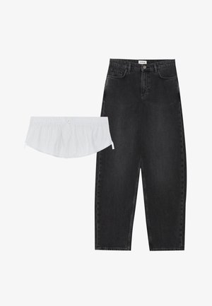 Jeans pretos de cintura alta com um design de perna larga e fecho frontal, combinados com uma blusa curta branca com riscas e um elástico na barra.