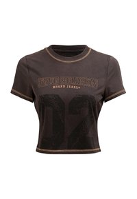 Przycięta czarna koszulka z bawełny z okrągłym dekoltem, z logo "TRUE RELIGION" i grafiką "02" w ciemniejszych odcieniach czerni. Akcentujące szwy.