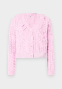 Ροζ ζακέτα πλεκτή με κολάρο, κομμένη σχεδίαση και κλείσιμο με κουμπιά. Διαθέτει ραμμένους καρπούς και στρίφωμα για επιπλέον υφή.