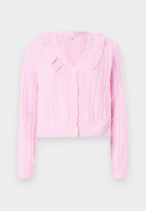 Roze kabelgebreide cardigan met een kraag, cropped ontwerp en knoopsluiting. Heeft ribgebreide manchetten en zoom voor extra textuur.