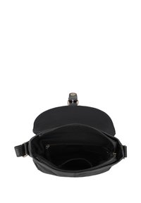 Bolso cruzado negro de cuero abierto que muestra el bolsillo interior con cremallera y el compartimento principal con una solapa frontal y cierre de hebilla.