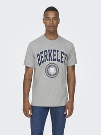 Grijze katoenen t-shirt met "BERKELEY" in vet marineblauwe letters boven een cirkelvormig zegelontwerp. Korte mouwen en ronde hals.