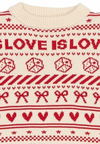 Pulover tricotat în crem cu text roșu "DRAGOSTEA ESTE DRAGOSTEA." Modelele includ inimi, funde și simboluri ale păcii într-un design repetitiv.