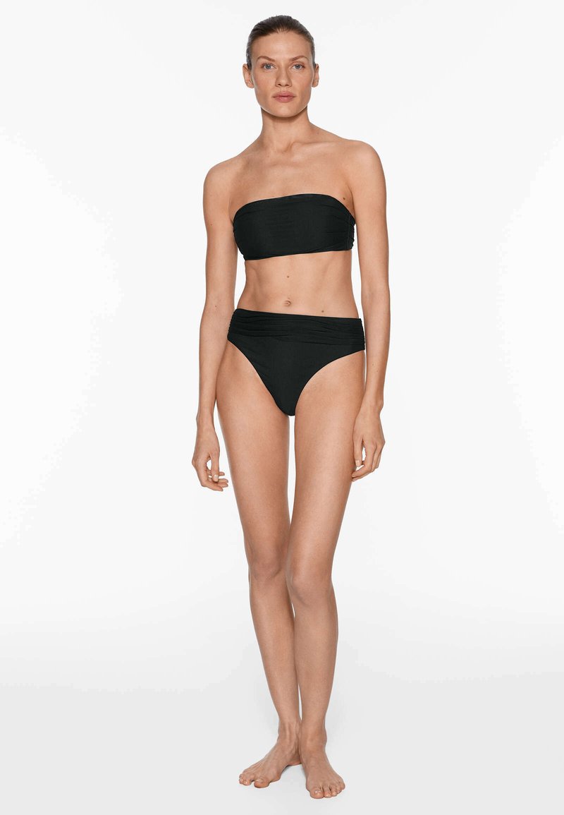 Top de bikini negro sin tirantes con un acabado suave, combinado con braguitas de bikini de talle alto. Ambas piezas presentan un diseño simple y sólido.