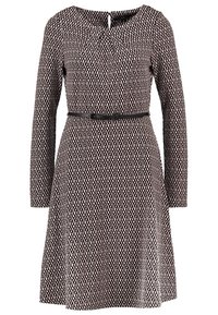 Robe longue à manches longues en coupe trapèze avec un motif géométrique noir et beige, encolure ronde et une ceinture noire fine à la taille.