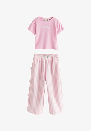 Rózsaszín rövid ujjú bordázott felső "Baker" logóval, rózsaszín-fehér függőleges csíkos bő szárú nadrággal, oldalsó masnikkal és gumis derékrésszel.
