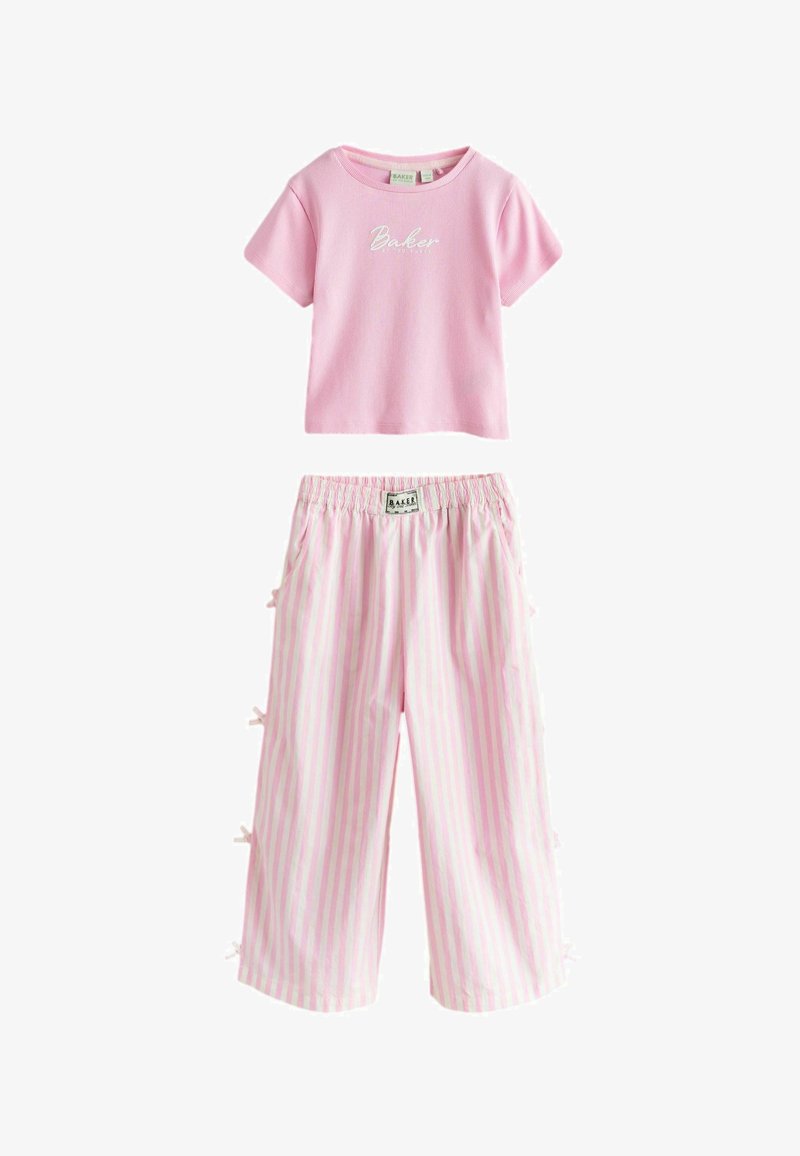 Rosa kurzärmliges, geripptes Top mit "Baker"-Logo, kombiniert mit rosa-weiß gestreiften, weit geschnittenen Hosen mit seitlichen Schleifen und elastischem Bund.