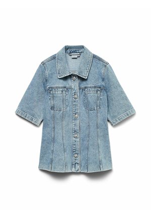 Jasnoniebieska krótka kurtka dżinsowa z krótkim rękawem, zapinana na guziki z przodu, z dwoma kieszeniami na piersi i klasycznym kołnierzem, ułożona płasko na białym tle.