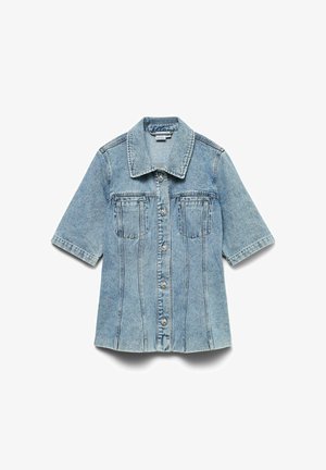 Lyseblå kortærmet denimjakke med knaplukning foran, to brystlommer og en klassisk krave, lagt fladt på en hvid baggrund.