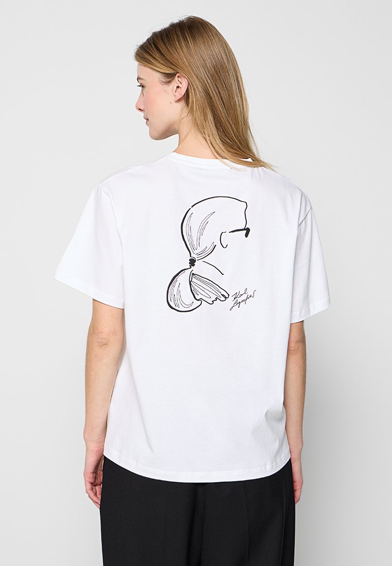 Weißes Baumwoll-T-Shirt mit einer schwarzen Umrissillustration eines Profilansichts mit Pferdeschwanz und Sonnenbrille auf der Rückseite. Kurze Ärmel.