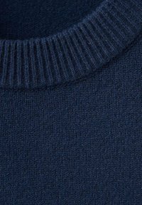 Granatowy sweter wykonany z dzianiny, prezentujący prążkowany okrągły dekolt i miękkie, teksturowane wykończenie, z jednolitym wzorem w całej powierzchni.