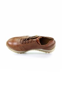 Sneaker en cuir marron à bout rond, devant lacé, couture décorative et semelle en caoutchouc contrastante avec un motif rayé subtil.