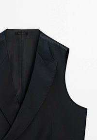 Černý upravený vesta s hlubokým výstřihem do V, ostrými klopami a hladkým povrchem. Disponuje strukturovaným designem se švy detailně zpracovanými.