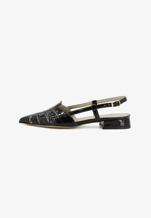 Scarpa slingback in pelle verniciata nera con tacco basso, punta appuntita e dettagli traforati lungo la parte anteriore e i lati.