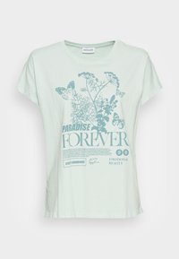 Světle mátově zelené tričko vyrobené z měkké látky, s modrou květinovou grafikou a grafikou motýla, na které je nápis "PARADISE FOREVER." Krátké rukávy.