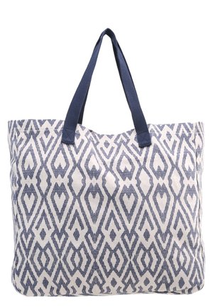 Blauw-witte canvas shopper met geometrisch diamantenpatroon en donkerblauwe stoffen handvatten.