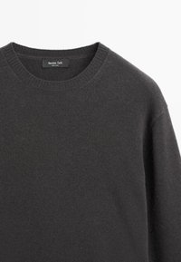 Ciemnoszary sweter z dzianiny z okrągłym dekoltem. Miękka tekstura, ściągacze przy rękawach i na dole. Metka mówi "Massimo Dutti."