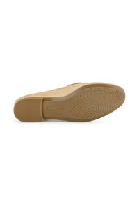 Beige Wildlederschuh im Slipper-Stil mit einer Gummisohle, die ein Wellenmuster und eine strukturierte Oberfläche aufweist. Gabor-Branding ist seitlich eingeprägt.